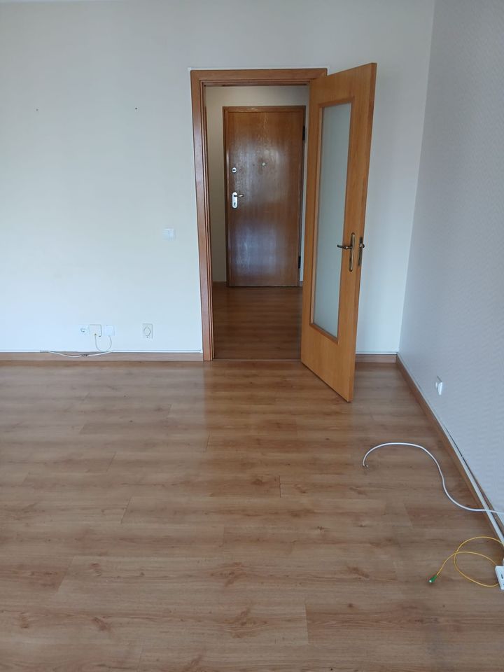 Divisão acabada, com soalho flutuante e aros de porta novos
