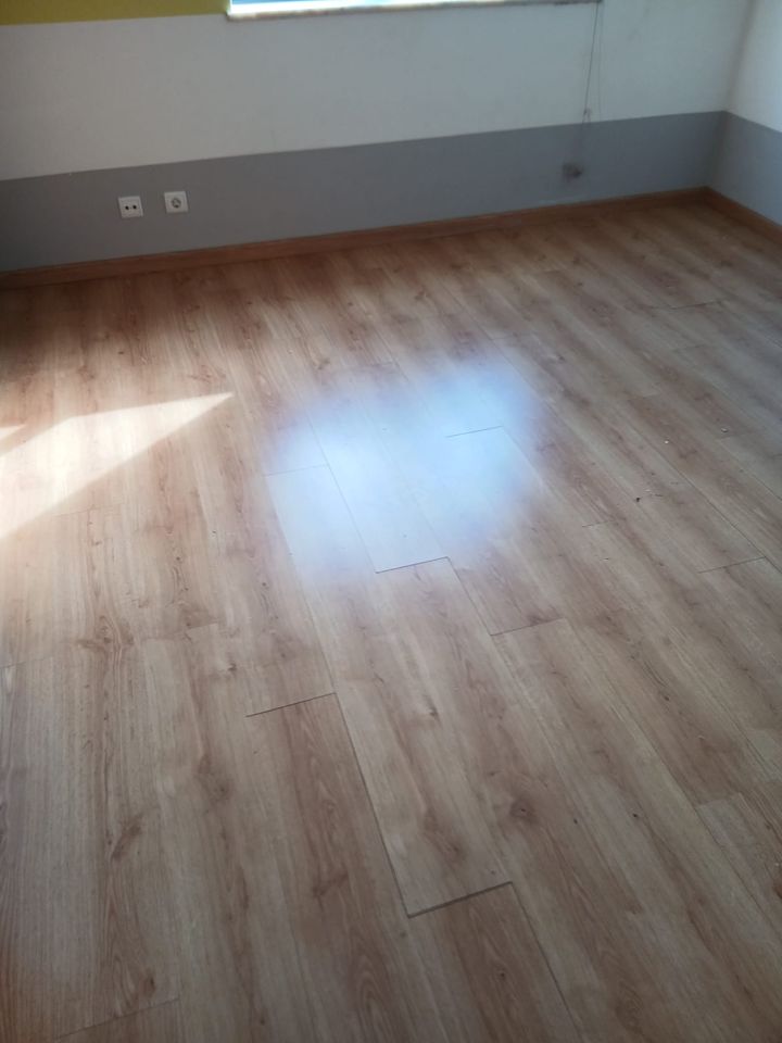 Sala pronta a habitar, com soalho e rodapés novos